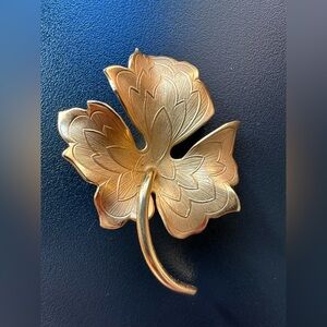 Vintage Brushed Gold Tone Maple 3 Pointed Leaf Pin Brooch